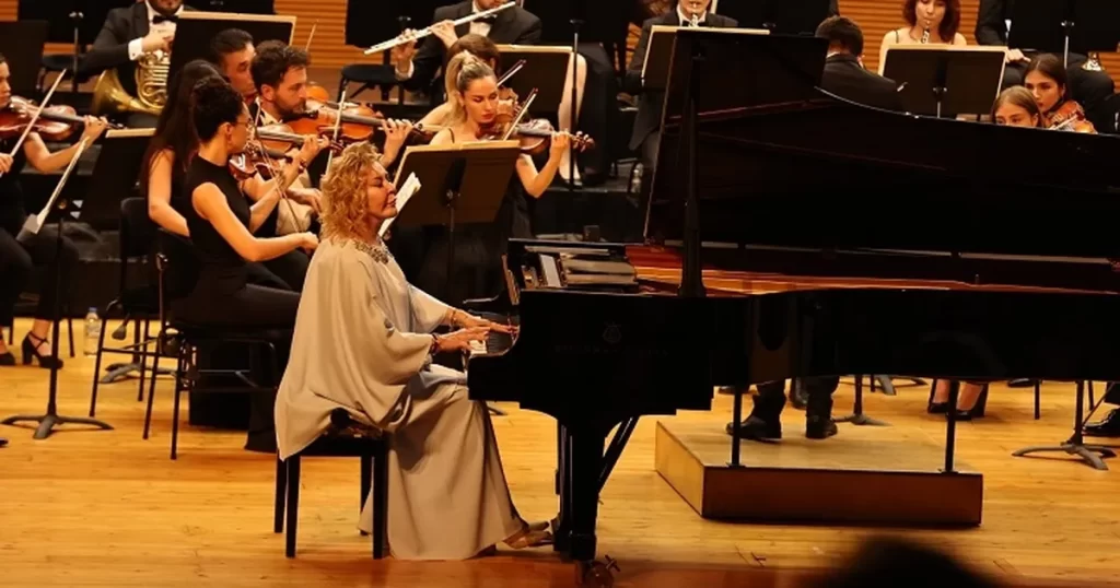 Bursa Nilüfer Senfoni Orkestrası ilk konserinde Gülsin Onay’ı ağırladı