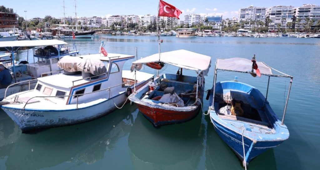 İznik Gölü’nde kaçak avcılara gözaltı