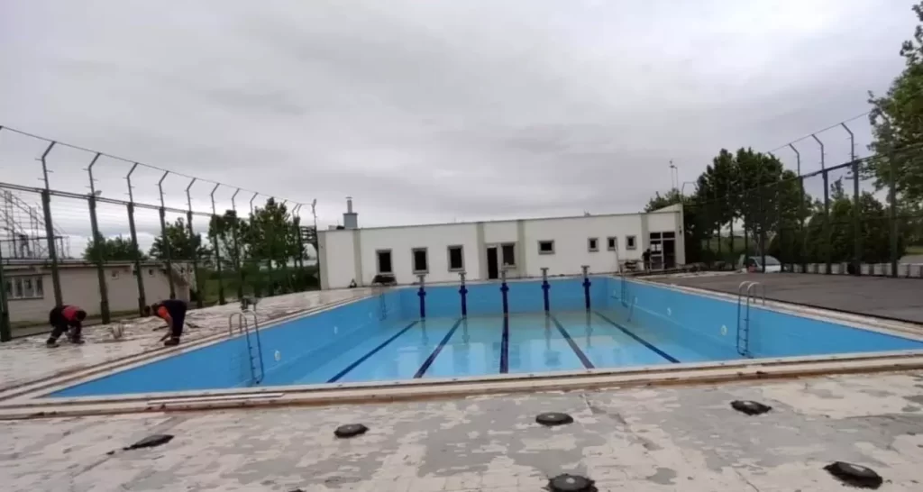 Karacabey’de Açık Yüzme Havuzu Yenileniyor