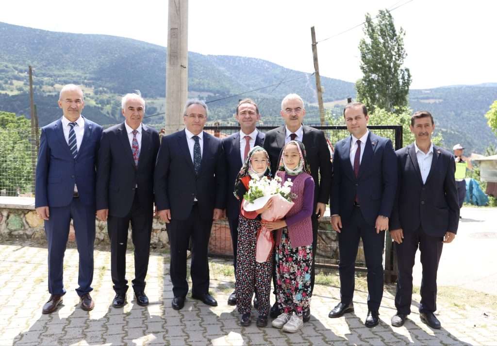 Bursa’da Kamu Kaynaklarıyla Eğitime Destek: 64 Bilgisayar Keles’teki Köy Okullarına Kuruldu