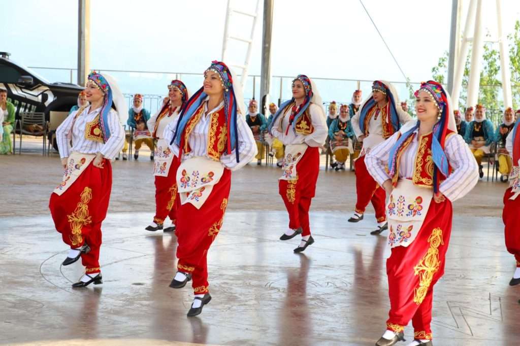 Bursa Maarif Halk Dansları Topluluğu Sakarya’da Düzenlenen Maarif Halk Dansları Şenliğine Katıldı