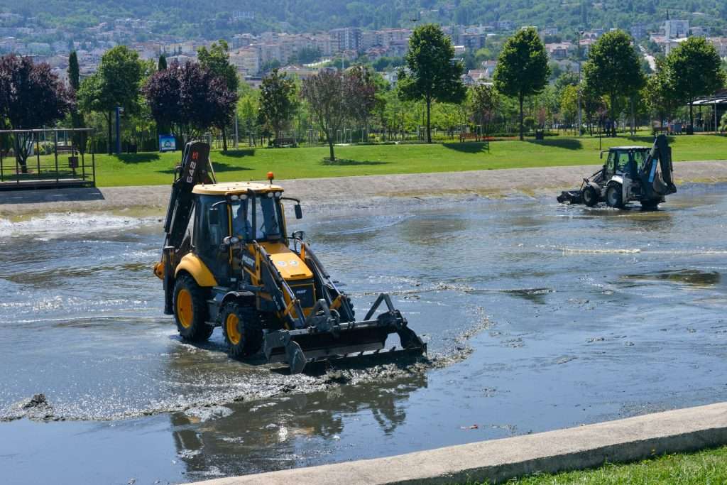 Büyükşehir Belediyesi’nden Hüdavendigar’da Dere Temizliği