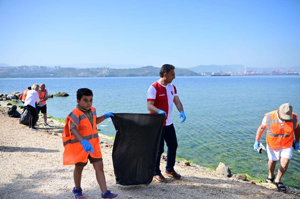 Gemlik’in Yeni Sahil Yolu Birlikte Temizlendi