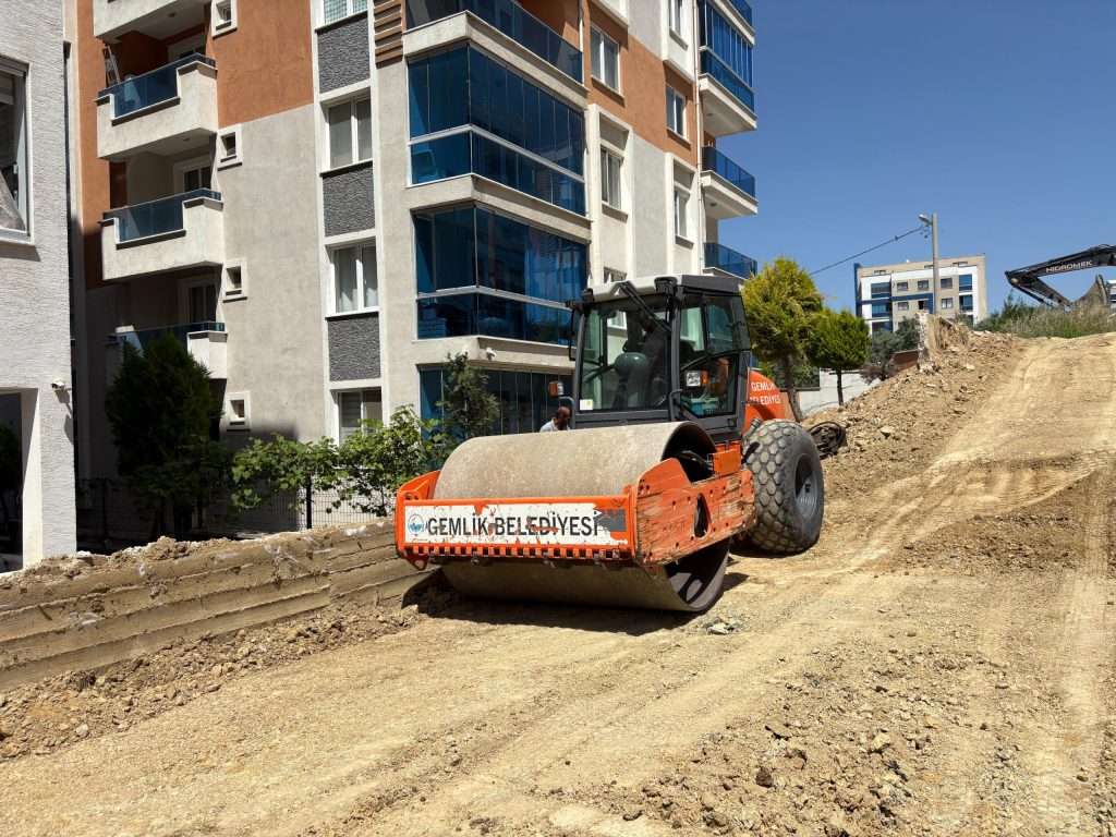Gemlik’te Yol Açma Çalışmaları Hız Kesmeden Sürüyor
