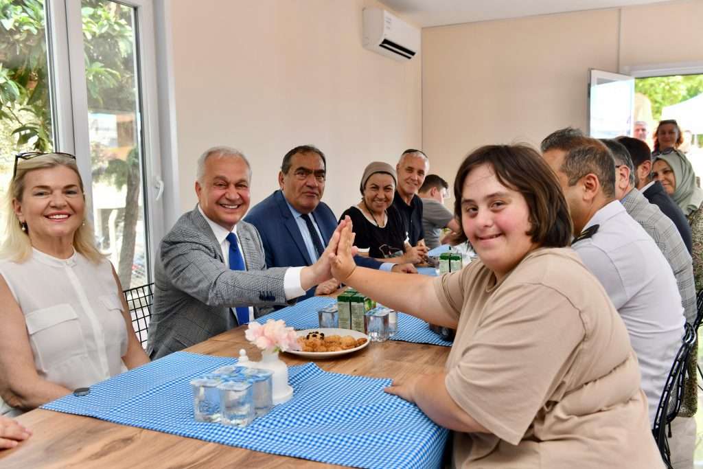 Mahmut Çolakoğlu Parkı’nda “Gülümseyen Kafe” Hizmete Girdi