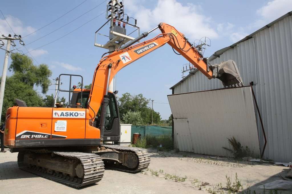 Nilüfer’de Kaçak İş Yeri Yıkıldı