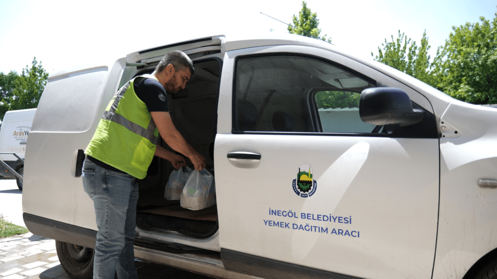 İnegöl Belediyesi’nden 365 Gün Sıcak Yardım