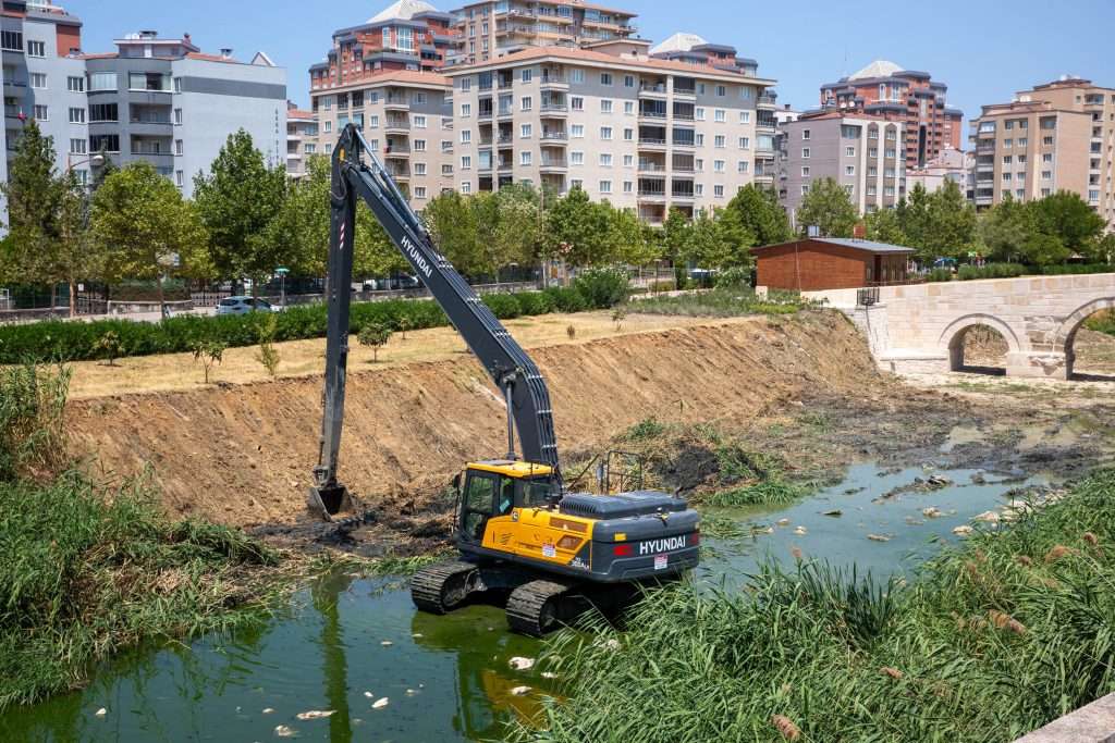 Büyükşehir’den Ayvalı Dere’de Temizlik Ve Islah Çalışması