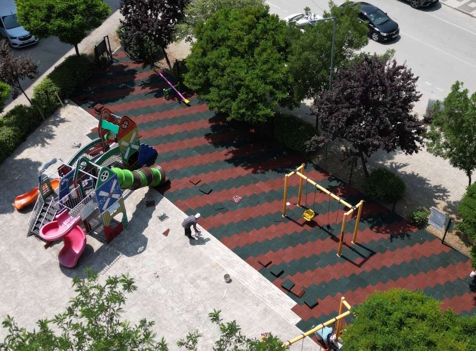 İnegöl’de 7 Mahallede 22 Parkın Zemini Yenileniyor
