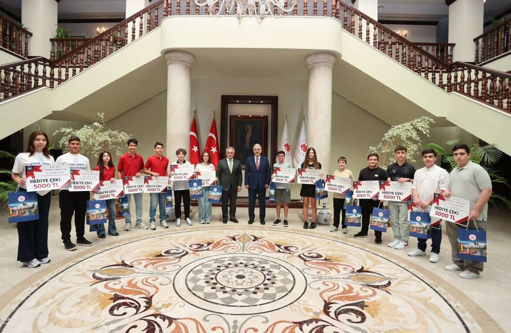 Vali Ayyıldız LGS’de Tam Puan Alan Öğrencilerle Bir Araya Geldi