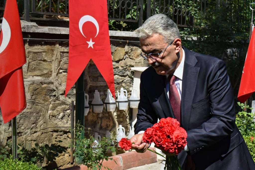 Vali Erol Ayyıldız’dan Şehitliğe Ziyaret