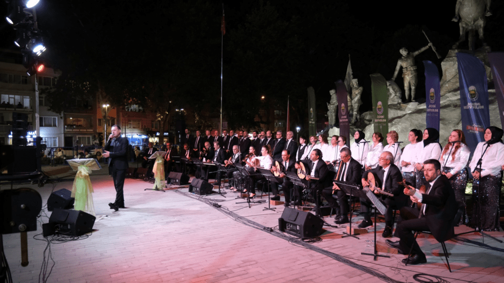 İnegöl Belediyesi TSM Korosu’ndan Kulakların Pasını Silen Konser