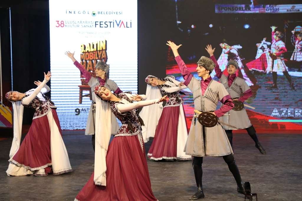 İnegöl’ün Kültür Ve Kardeşlik Festivalinde Altın Mobilyanın Sahibi KKTC