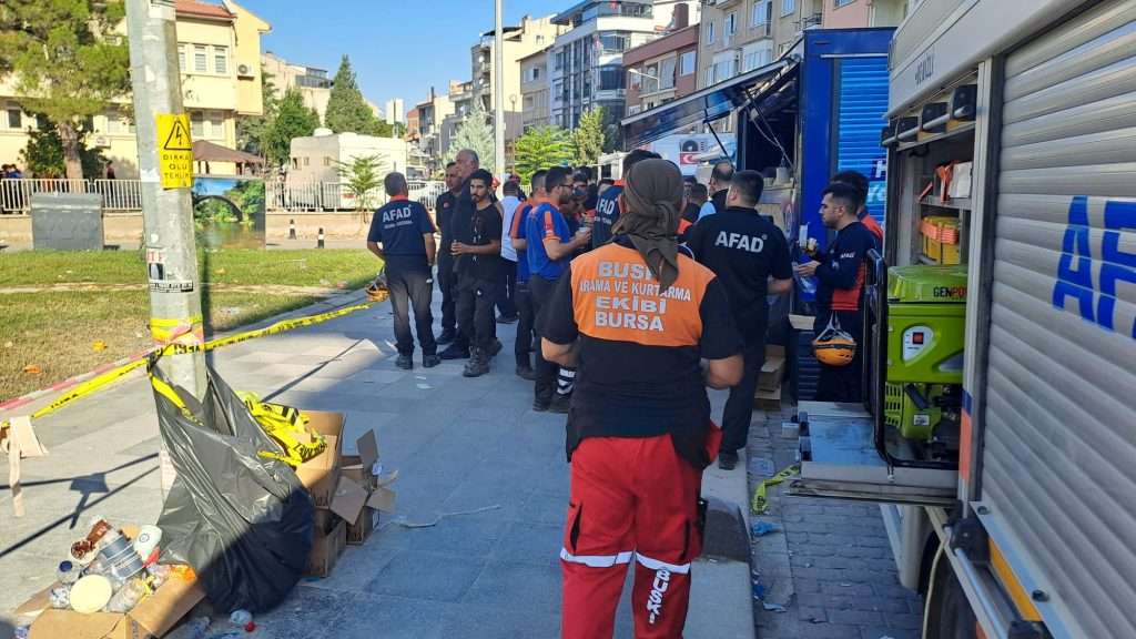 Balıkesir’de Depremin Yaralarını Birlikte Sardık
