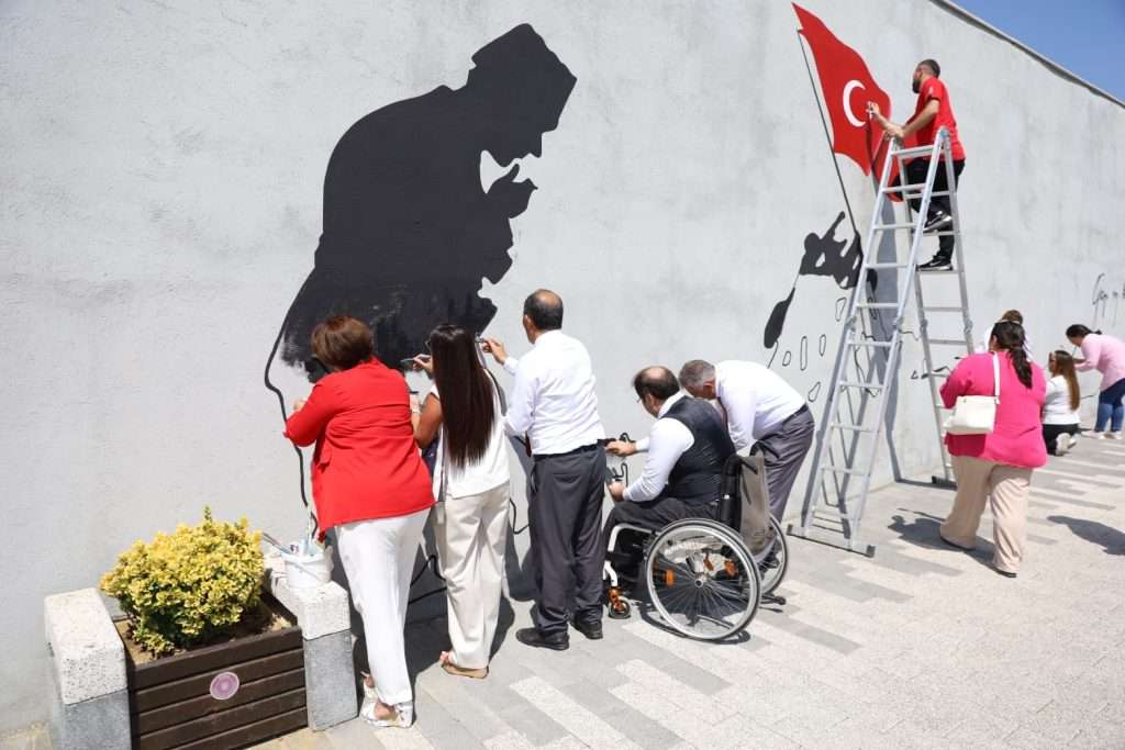 Zafer ruhu Şehitlik Abidesi Duvarlarına Yansıtıldı