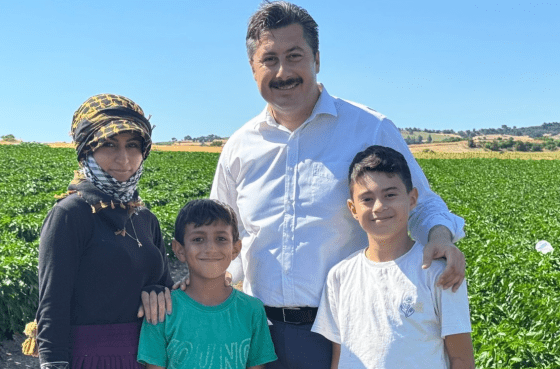 Başkan Özel Tarım İşçilerini Tarlada Ziyaret Etti
