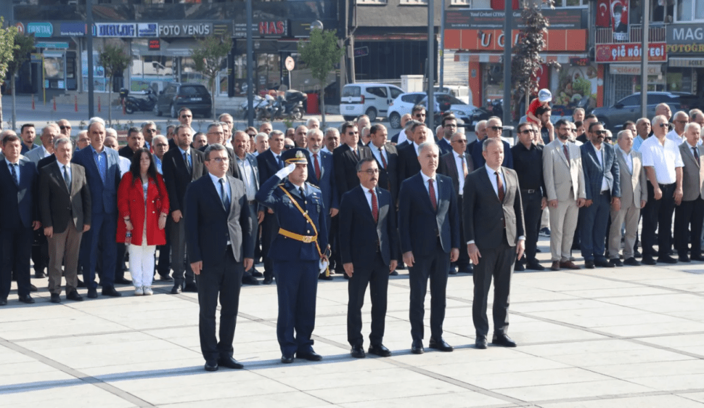 İnegöl’de Zafer Bayramı Coşkusu Resmi Törenlerle Başladı