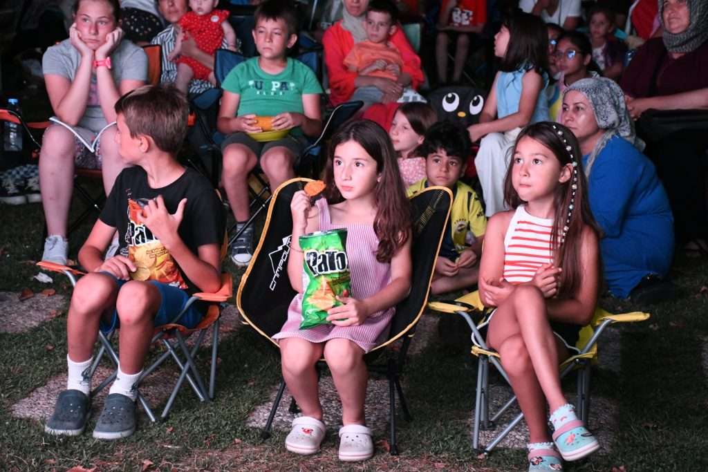 İznik’te Yaz Akşamları Çocukların Neşesiyle Renkleniyor