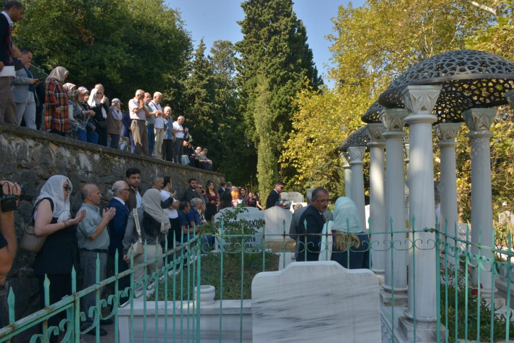 “Sanat Güneşi” Zeki Müren, Mezarı Başında Anıldı