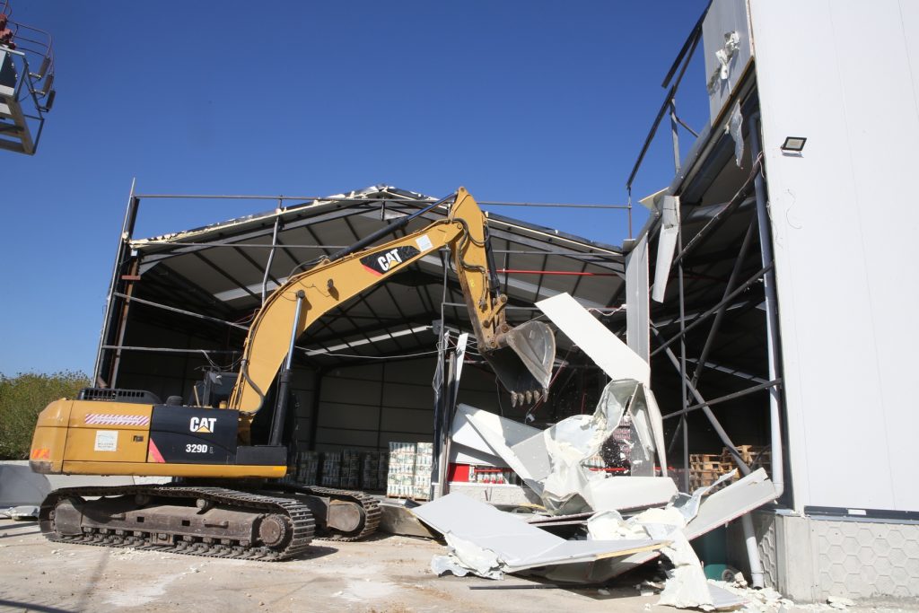 Başköy’de Kaçak Depo Yıkıldı