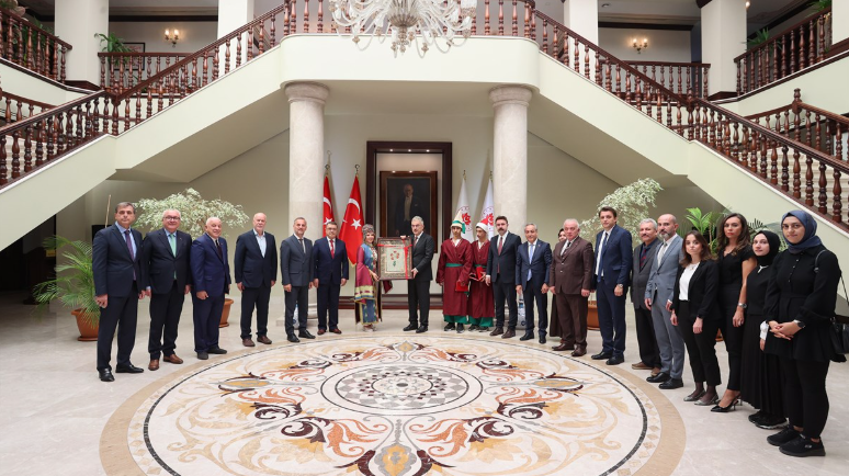 ”Yılın Ahisi” Emine Elmas Vali Ayyıldız’ı Ziyaret Etti