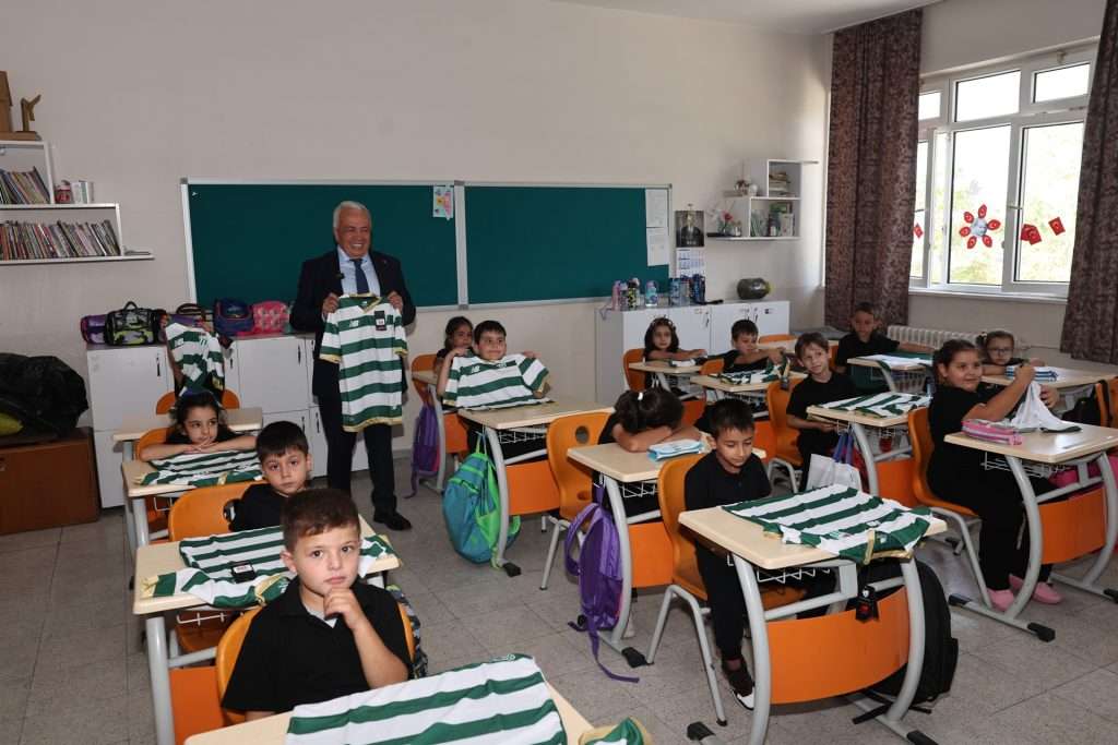 Başkan Şadi Özdemir’den “Okula Hoş Geldin” Hediyesi