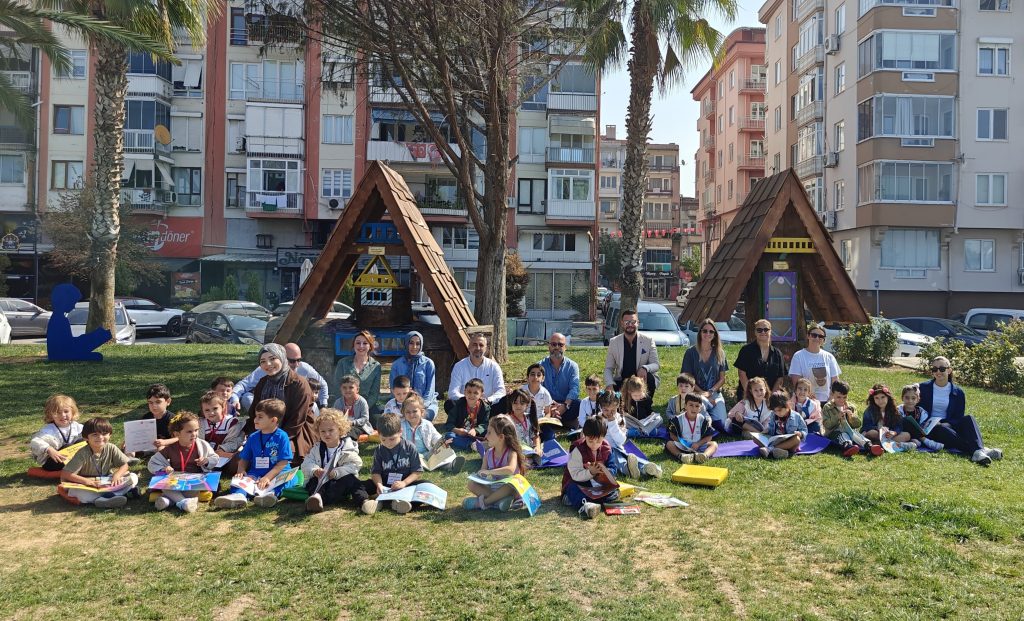 Gemlik’te Kitaplarla Dolu, Rengarenk Raflar
