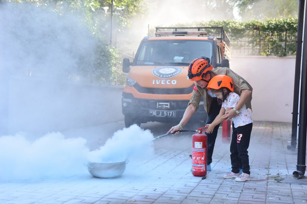Minik İtfaiyeciler Büyüklerine Taş Çıkarttı