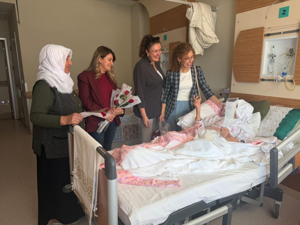 Orhangazi Belediyesi BüyükAile Ekibinden Hastane Ziyareti: Hastalara Moral ve Gül Hediyesi