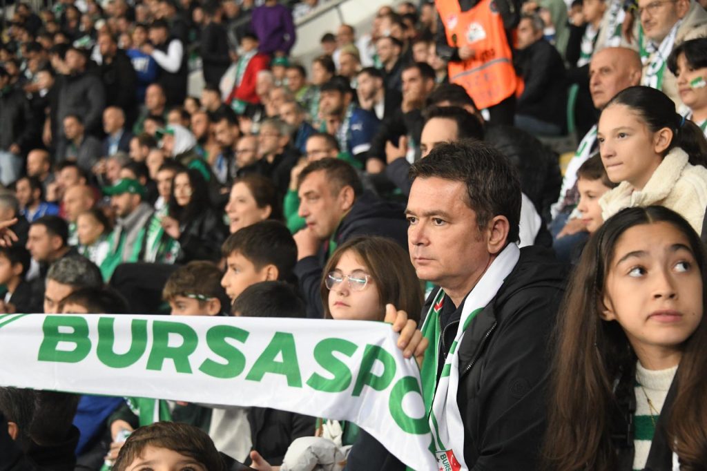 Osmangazi’de Minik Kalpler Bursaspor İçin Attı: Başkan Aydın 100 Çocukla Maçı Tribünden İzledi