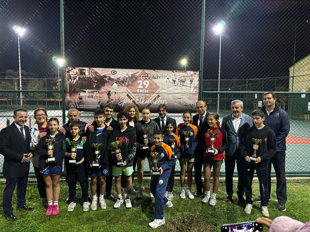 Bursa’da Cumhuriyet Coşkusu Kortlarda Yaşandı: 196 Genç Sporcu Raket Salladı