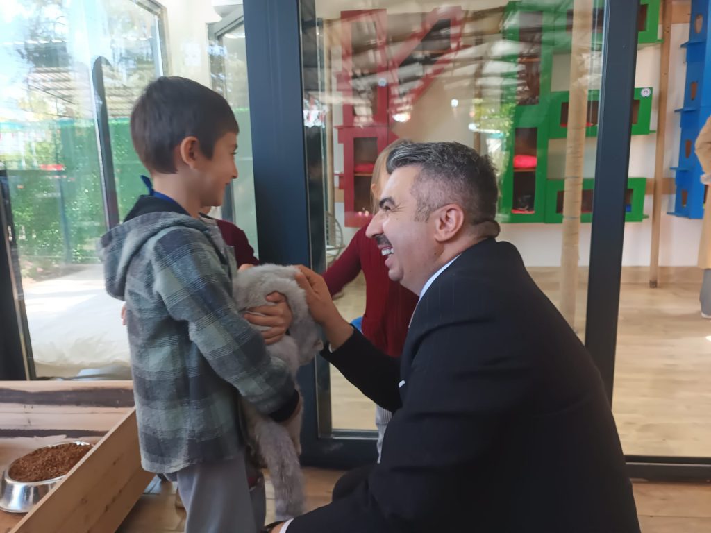 Yıldırım’da Hayvanseverlerin Yüreğine Dokunan Açılış Yıldırım’da Hayvanseverlerin Yüreğine Dokunan Açılış