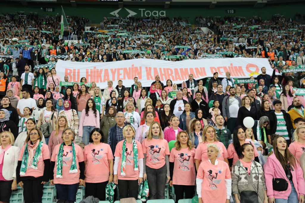 Yeşil Beyaz Tribünlerde Pembe Farkındalık: Seden Bozbey Kadınlarla Maçta