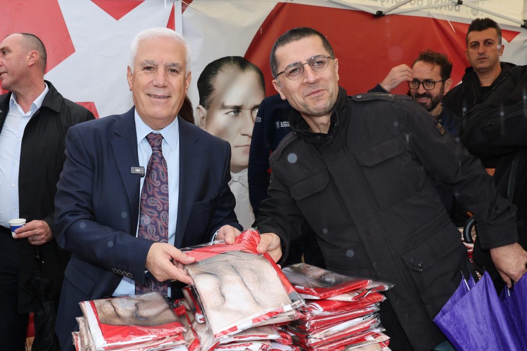 Bursa Sokakları Kırmızı-Beyaza Bürünüyor