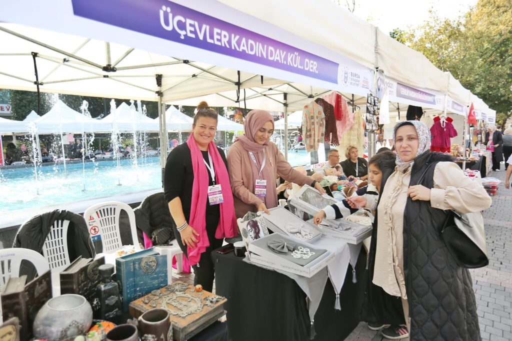 Büyükşehir’in ‘Meydan Kadınların’ Pazarına Yoğun İlgi