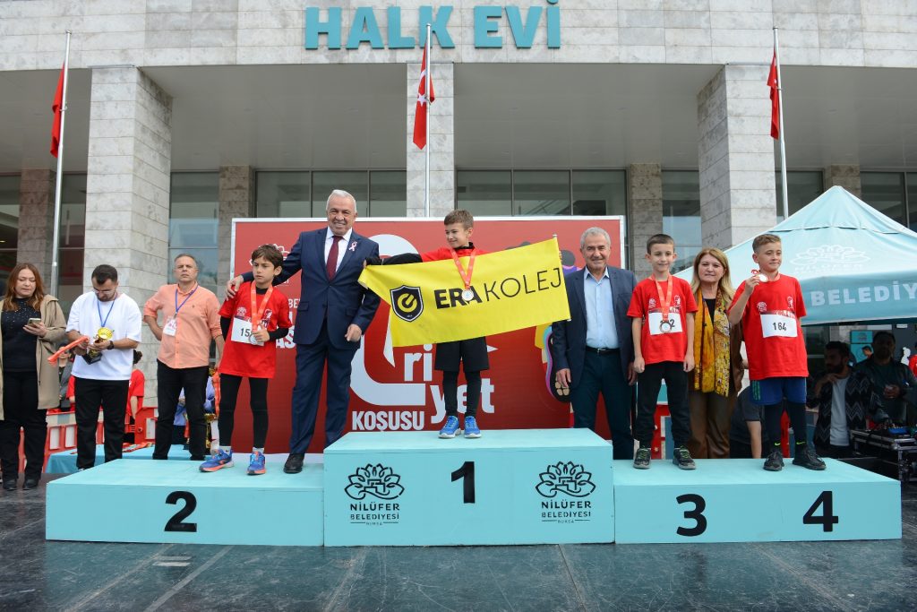 Nilüfer’de Binden Fazla Öğrenci Cumhuriyet Coşkusunu Kortlara Taşıdı