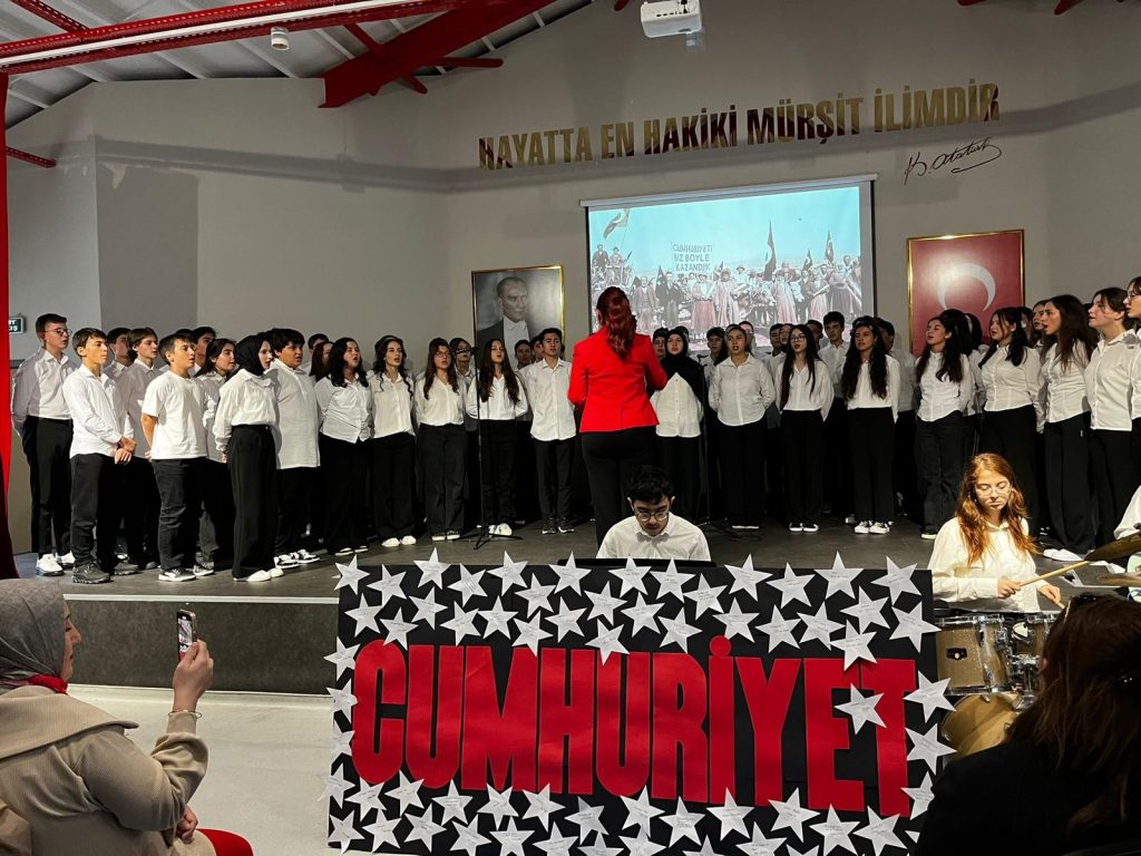 Bursa Erkek Lisesi’nde“Cumhuriyeti Biz Böyle Kazandık” Oratoryosu Duygulandırdı