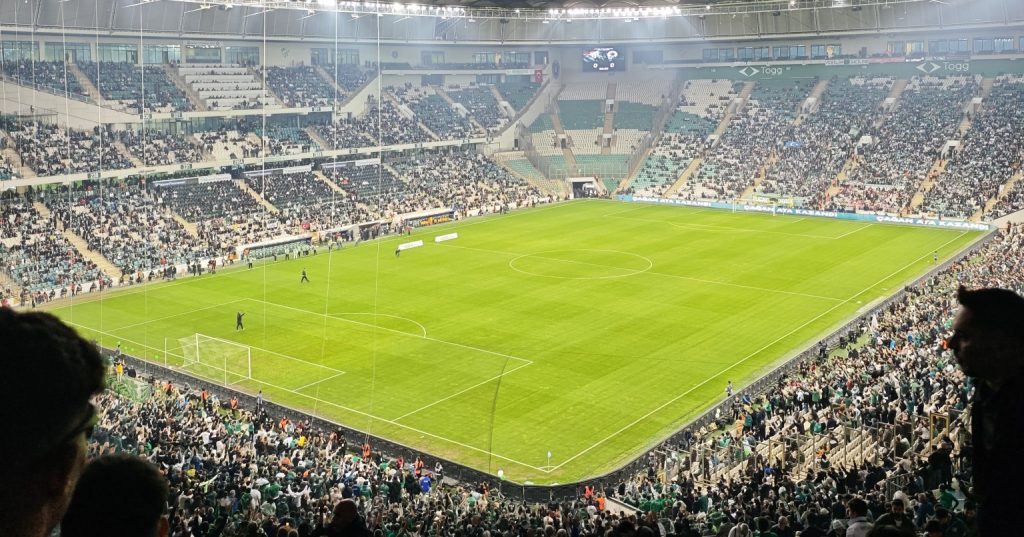 Timsah Galibiyetle Kükredi: Bursaspor 3-0 Kazanırken, 38 Bin Taraftar Rekor Kırdı