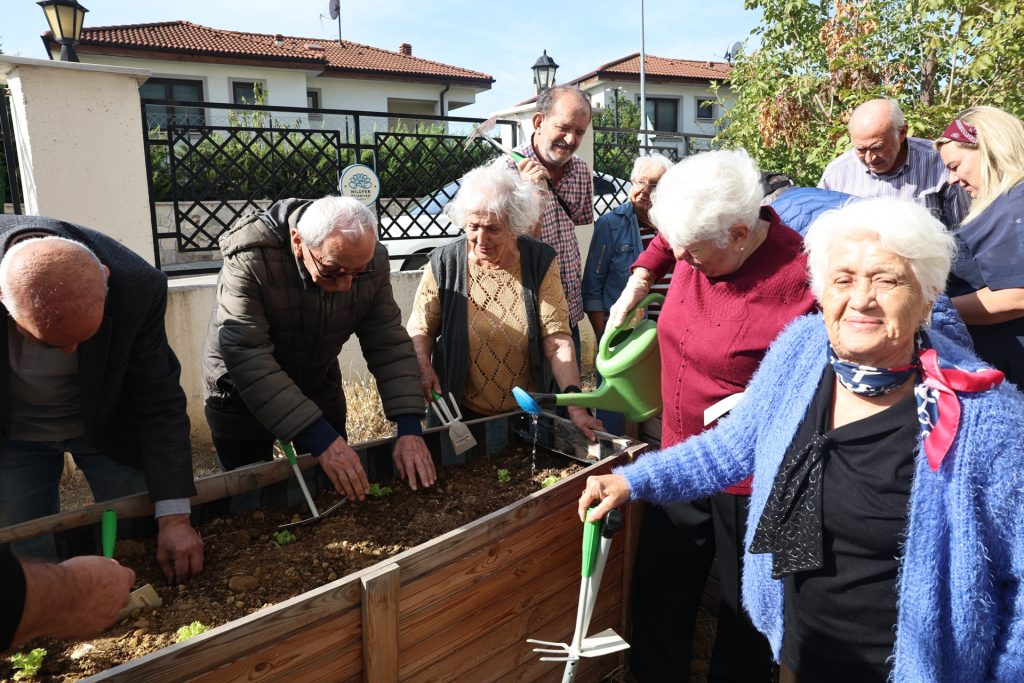 Nilüfer’de Yaşlıların Elinden Can Suyu
