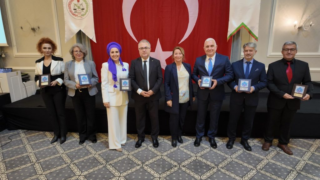 Bursa Barosu’ndan Meslekte 25. Yıl Plaketi: Avukatlar Yemin Tazeledi