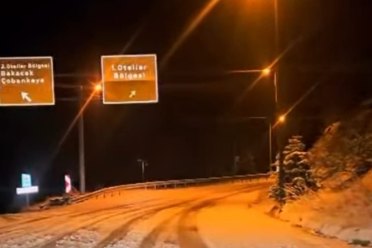 Bursa Uludağ’a kar yağıyor Kar Kalınlığı 5 Cm’yi Geçti, Zincirsiz Araçlara İzin Yok