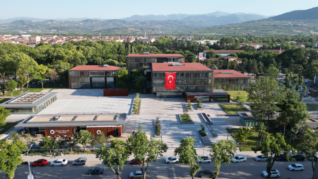 İnegöl Belediyesi’nden Bin Üniversite Öğrencisine Can Suyu