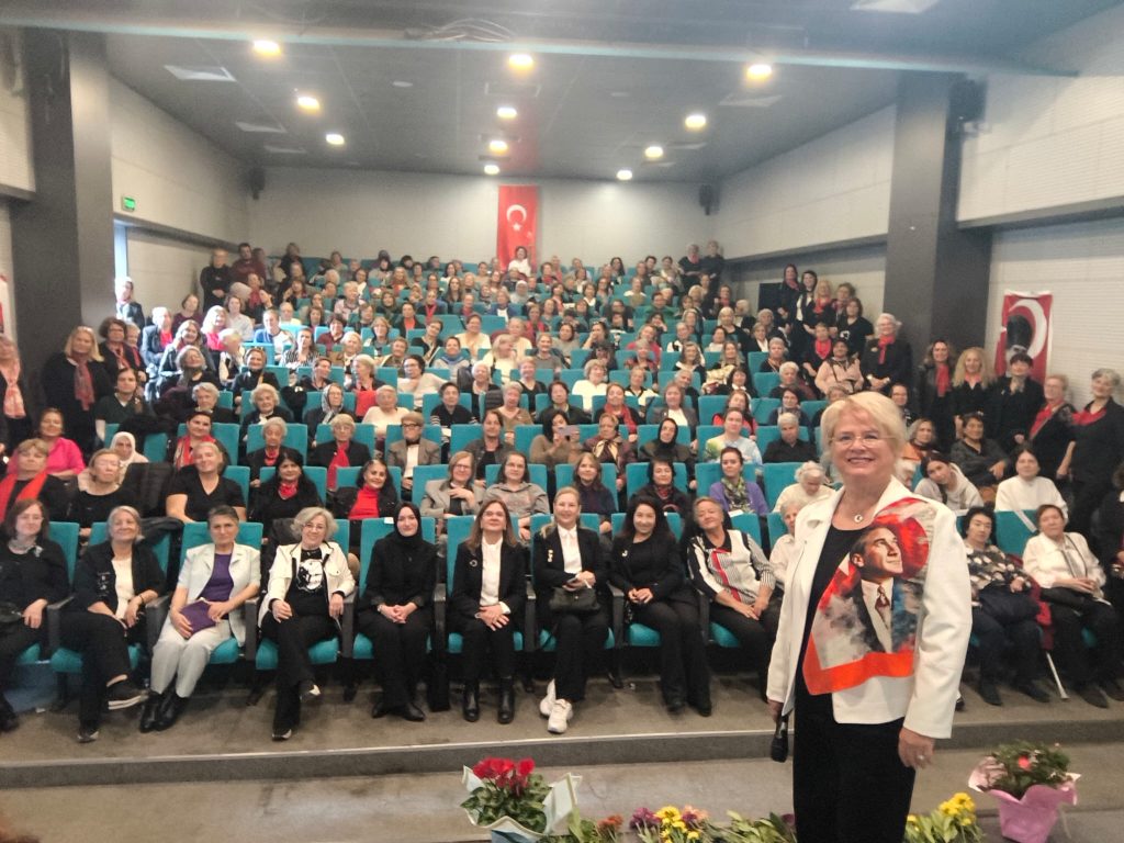 Yüzlerce Kadın Ata’nın Sevdiği Şarkıları Hep Bir Ağızdan Söyledi