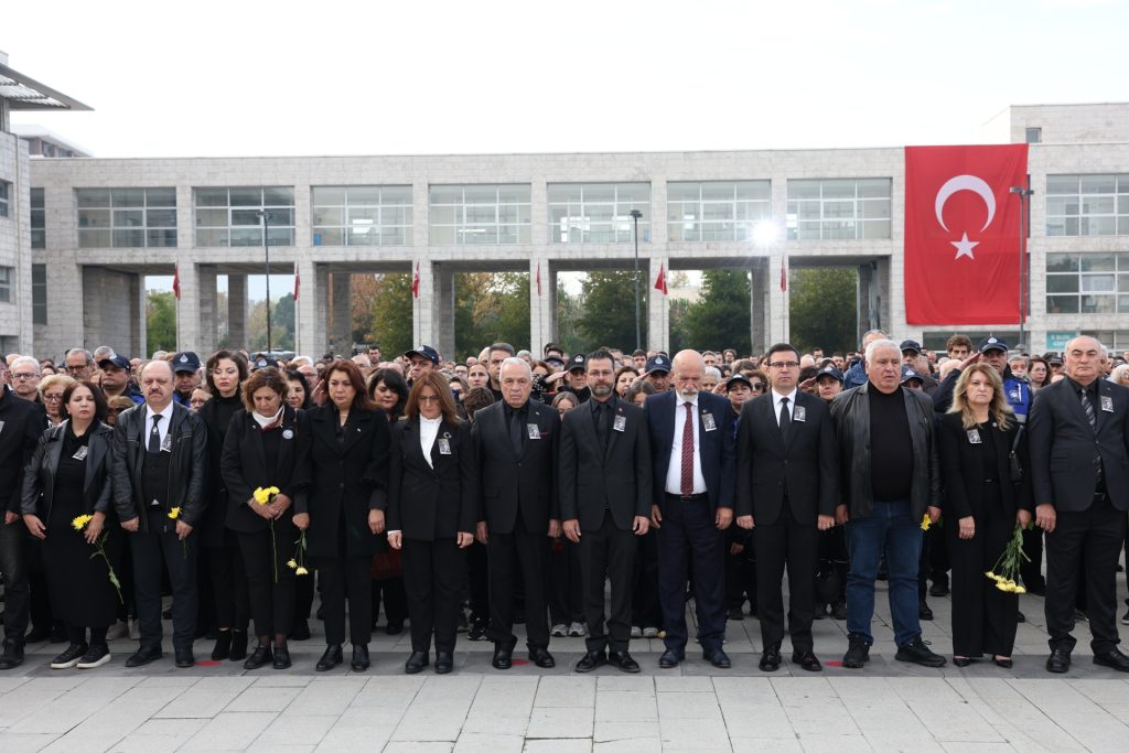 Nilüfer’de Büyük Buluşma: Cumhuriyet Meydanı Ata İçin Doldu Taştı