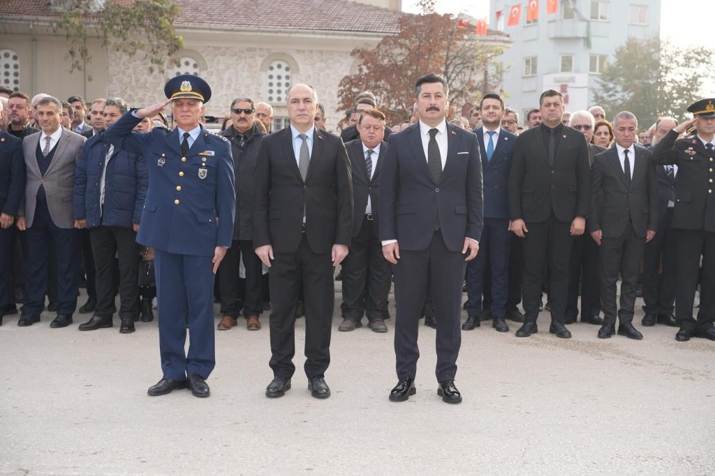 Yenişehir’de Saatler 9.05’i Gösterdi: Hayat Durdu, Atatürk Saygıyla Anıldı