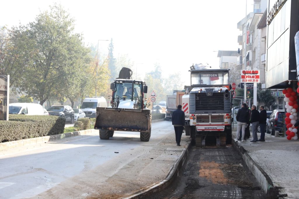 Bursa Büyükşehir Belediyesi Tuna Caddesi’nde Asfaltlama Başlattı