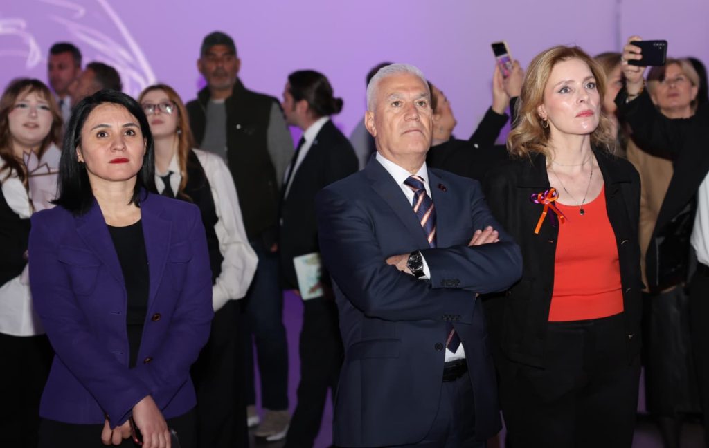 Şiddetsiz Bir Dünyaya Dijital Çağrı: Gençlerden “Kırılmayan Çizgiler” Sergisi Açıldı!