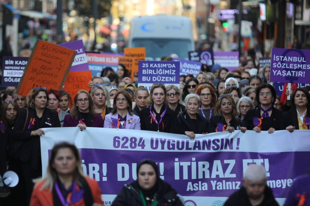 Bursa Sokaklarında Güçlü Ses: Kadınlar, Şiddetsiz Bir Dünya İçin Yürüdü!