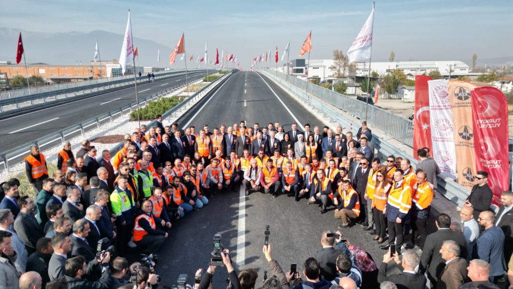İnegöl’ün Tarihi Ulaşım Hamlesi: Ağaç İşleri Sanayi Kavşağı Açıldı, 106 KM’de Trafik Işıkları Bitti!