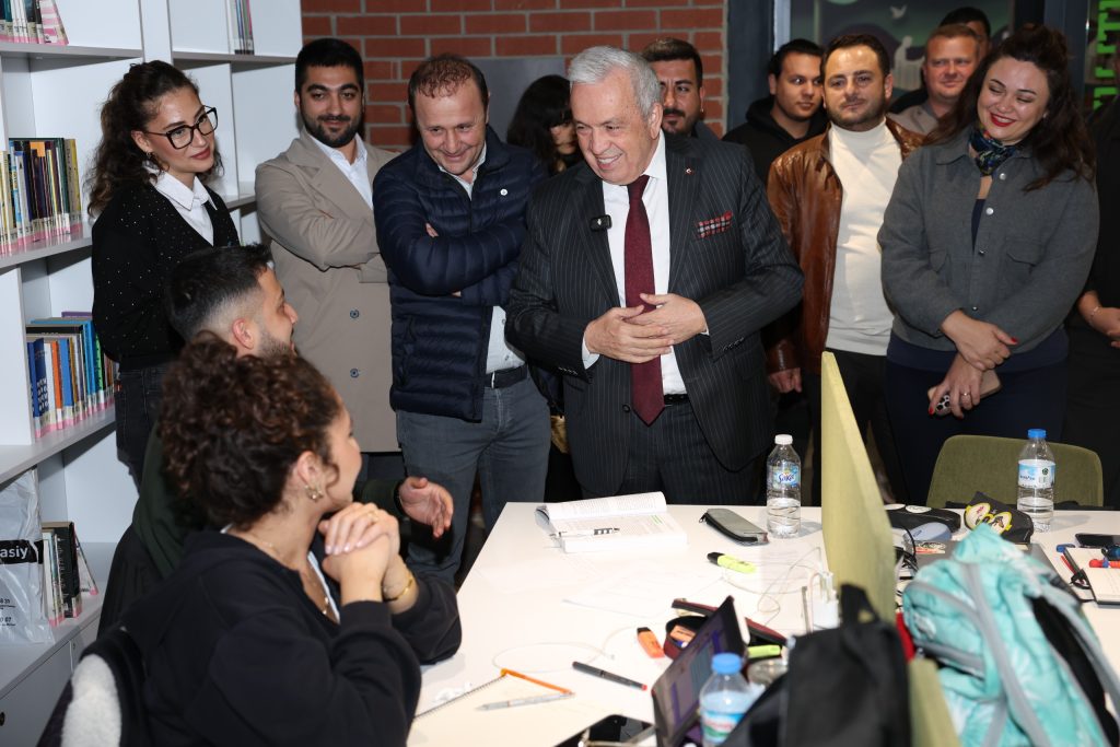 Başkan Şadi Özdemir’den Vize Öncesi Üniversitelilere Moral Ziyareti: “Yeni Etüt Merkezleri Yolda”